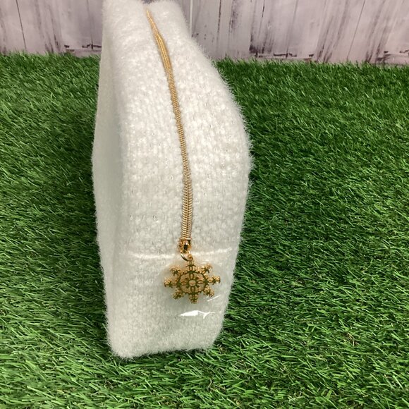 Chanel Holiday Makeup Bag - 2024 Snowflake Zipper - Picture 7 of 16